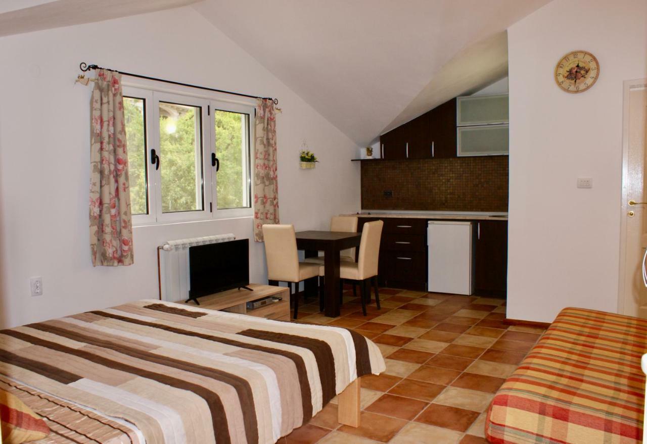 Studio Apartments Morinj エクステリア 写真
